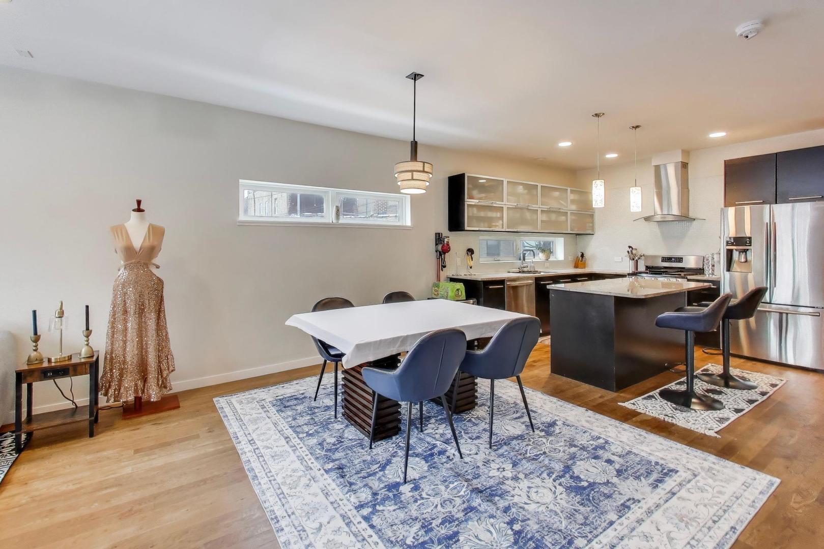 1214 N ROCKWELL Street