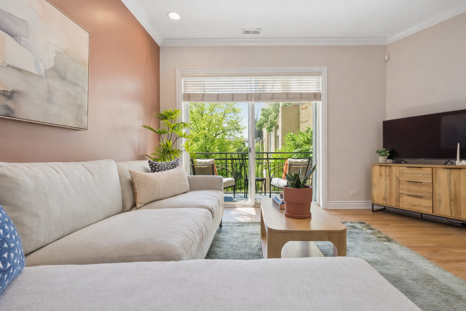 2547 N Clark Street 2N