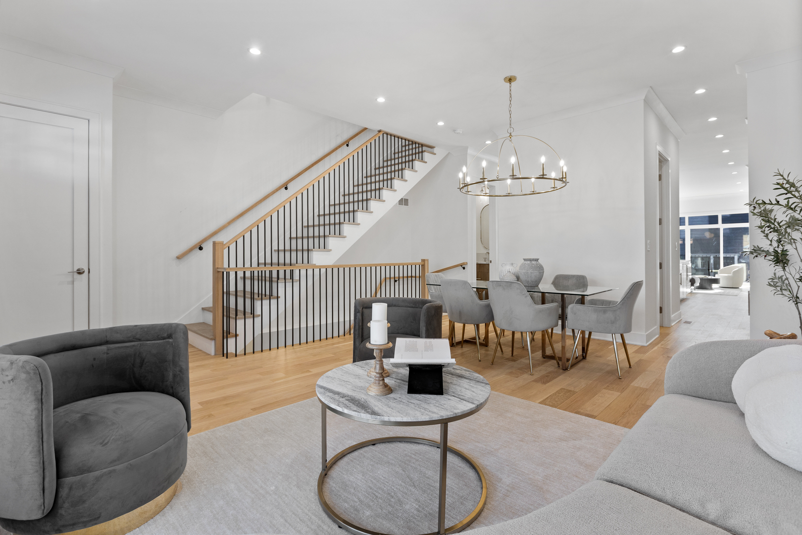 2433 W Cuyler Avenue