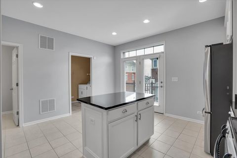 Tiny photo for 222 W Hyde Street, Arlington Heights, IL 60005 (MLS # 12621022)