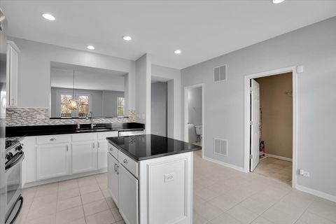 Tiny photo for 222 W Hyde Street, Arlington Heights, IL 60005 (MLS # 12621022)