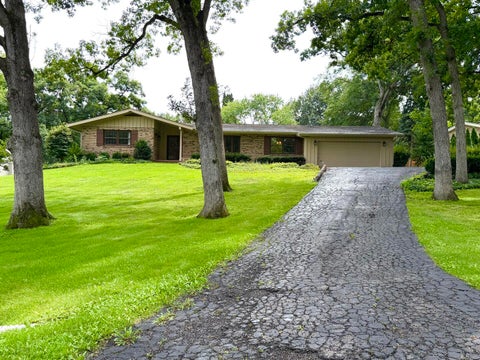 Photo of 3915 N Tamarack Trail, Crystal Lake, IL 60012 (MLS # 12732800)
