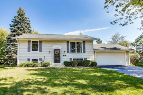 Photo of 613 Autumn Drive, Roselle, IL 60172 (MLS # 12488413)