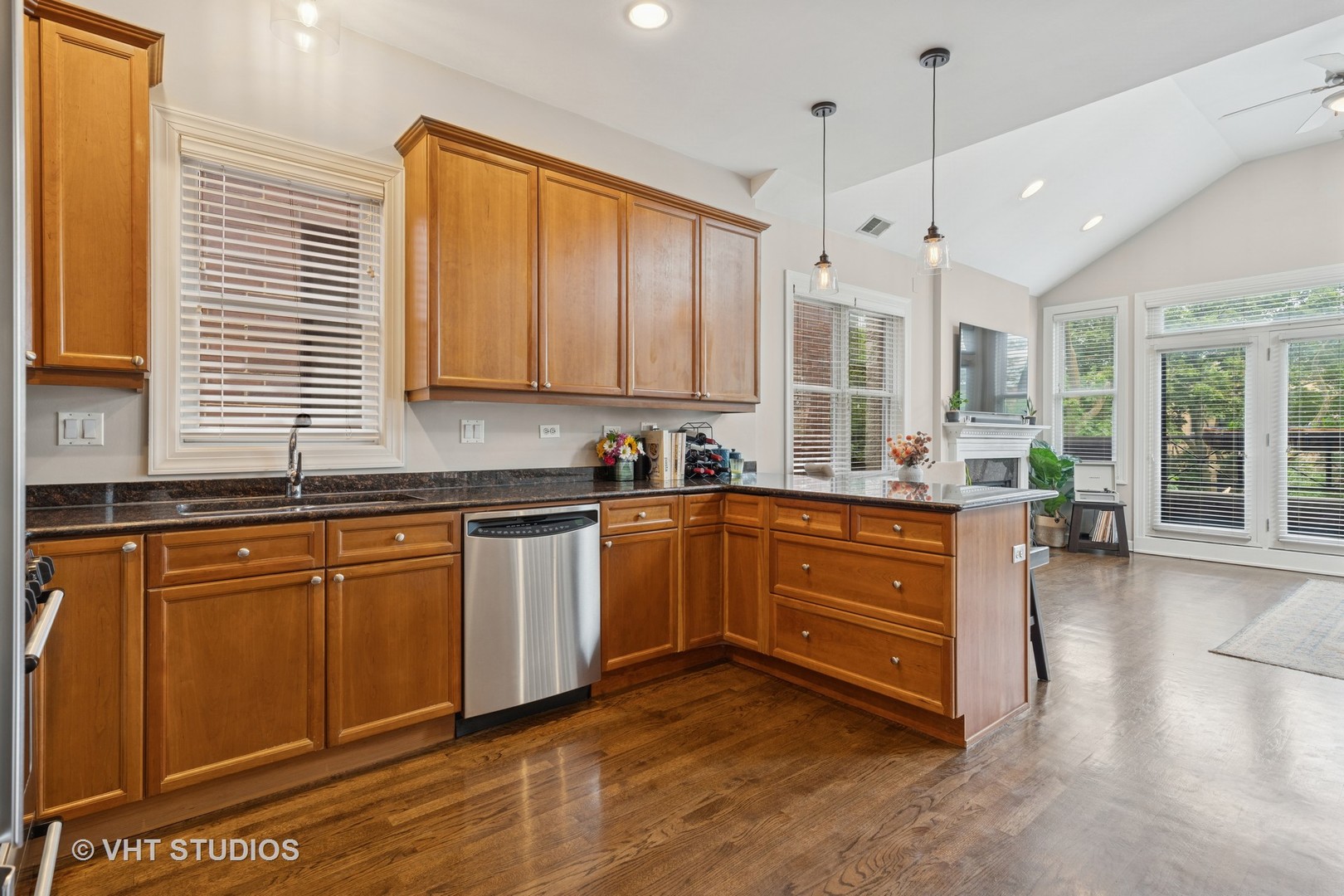 821 W Wrightwood Avenue 3