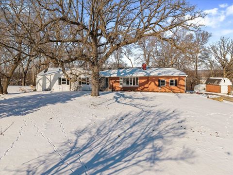 Photo of 8210 Ridgewood Road, RockIsland, IL 61201 (MLS # 100000029)