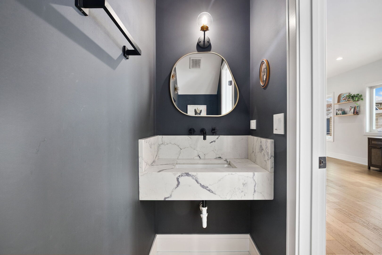 2938 N Leavitt Street