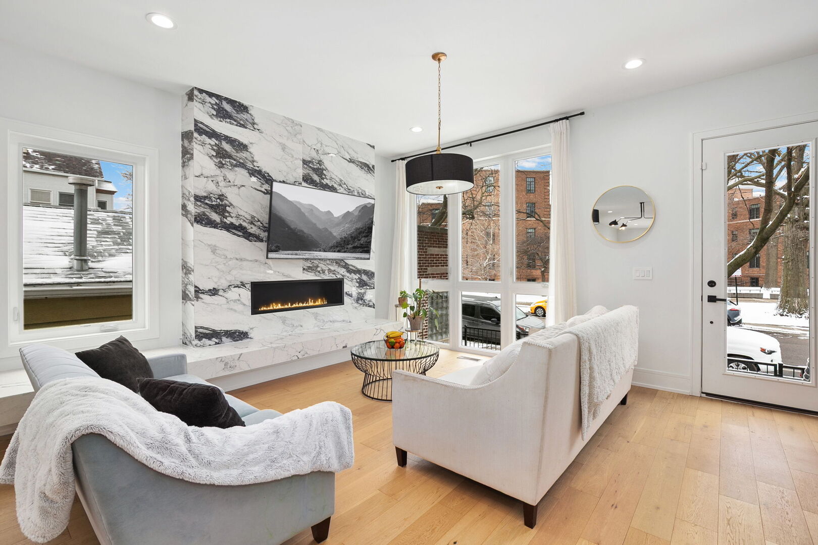 2938 N Leavitt Street