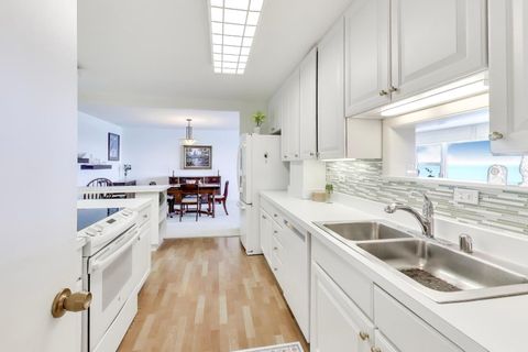 Tiny photo for 1630 N Sheridan Road #7K, Wilmette, IL 60091 (MLS # 12588255)