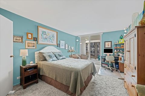 Tiny photo for 6033 N Sheridan Road #37L, Chicago, IL 60660 (MLS # 12467826)