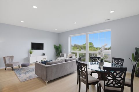 Tiny photo for 5830 N Lincoln Avenue #3S, Chicago, IL 60659 (MLS # 12634382)
