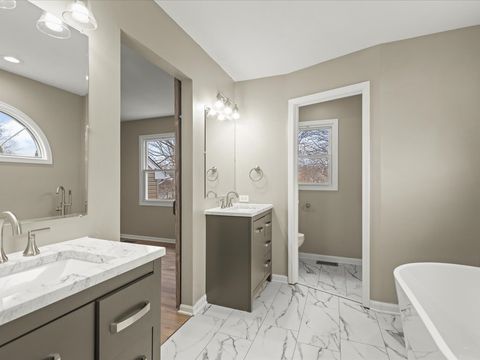 Tiny photo for 256 Hill N Dale Court, Gurnee, IL 60031 (MLS # 12583118)