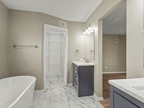 Tiny photo for 256 Hill N Dale Court, Gurnee, IL 60031 (MLS # 12583118)