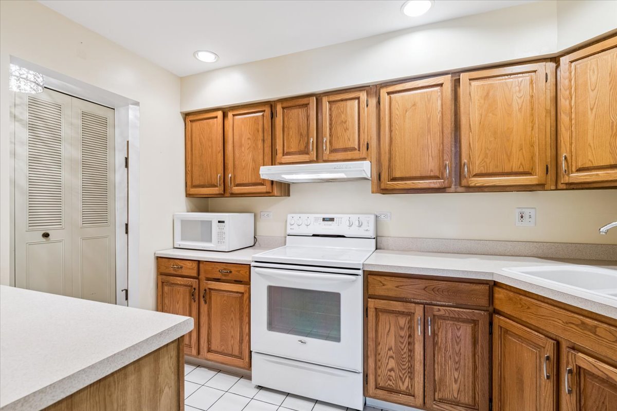 Rolling Meadows, Illinois 60008, United States, 1 Bedroom Bedrooms, ,1 BathroomBathrooms,Residential,Contingent,210760