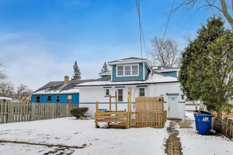 Tiny photo for 1638 Oakwood Avenue, Des Plaines, IL 60016 (MLS # 12589566)