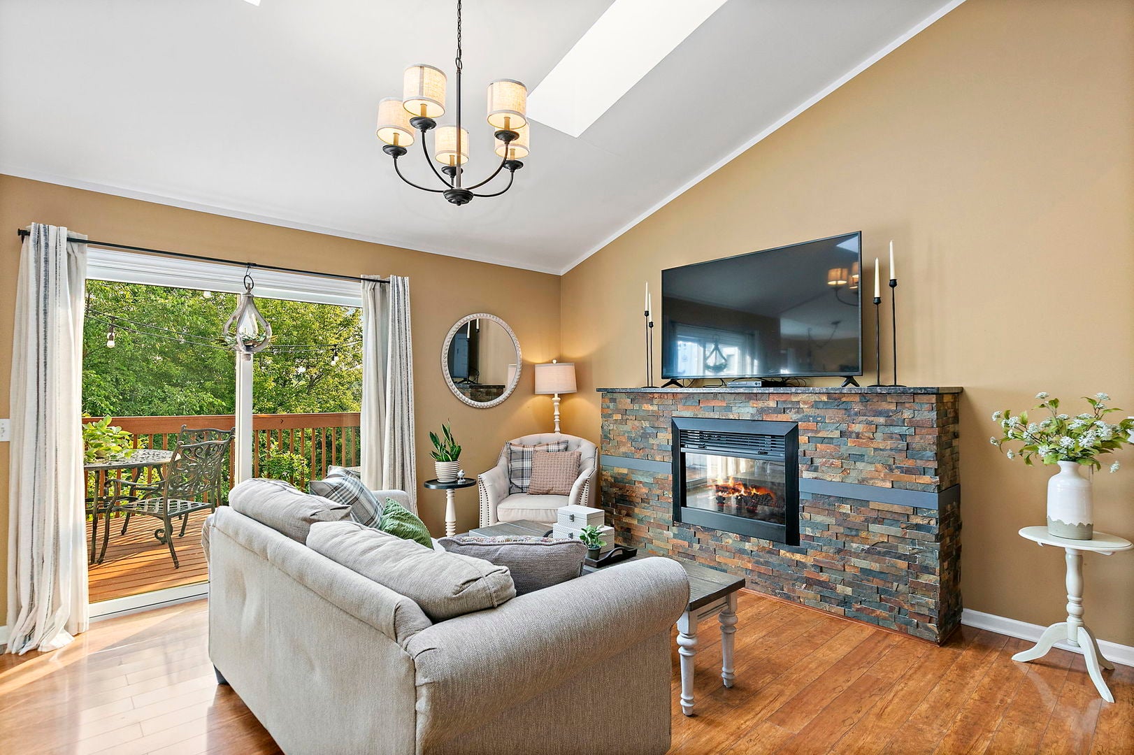 944 VIEWPOINT Drive
