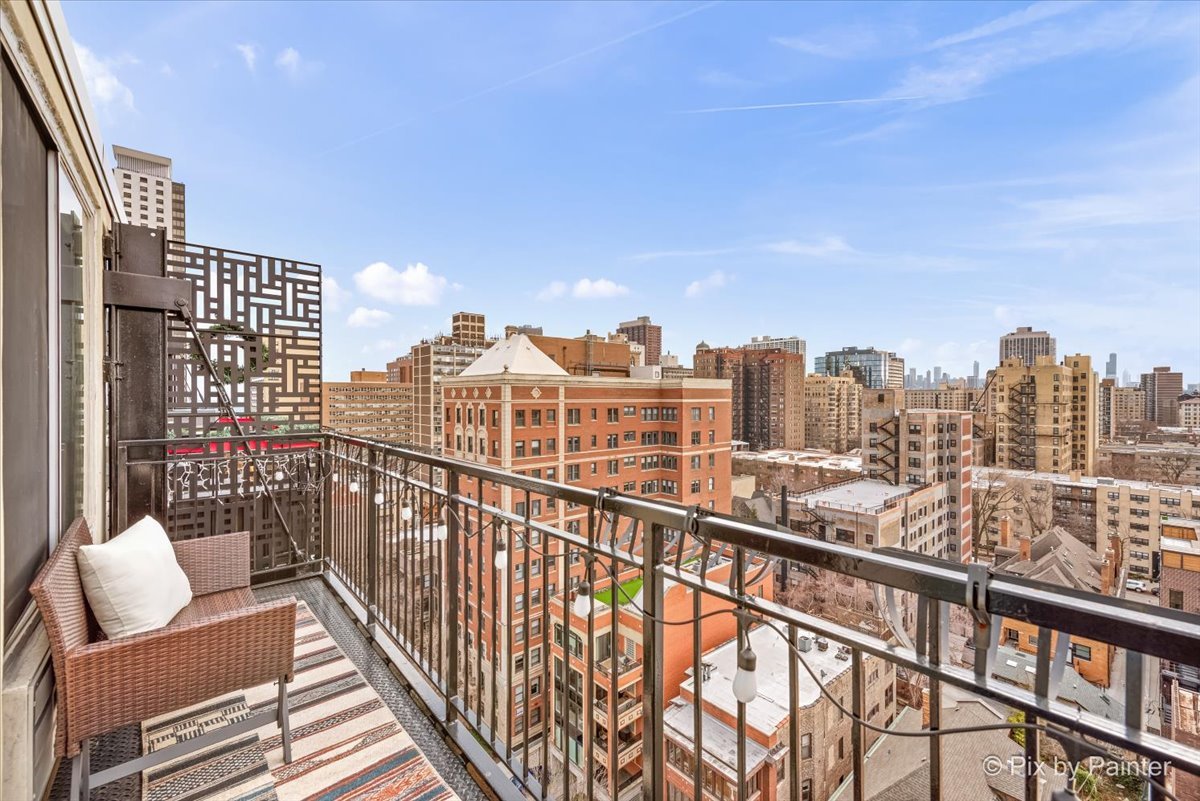 450 W BRIAR Place 13D