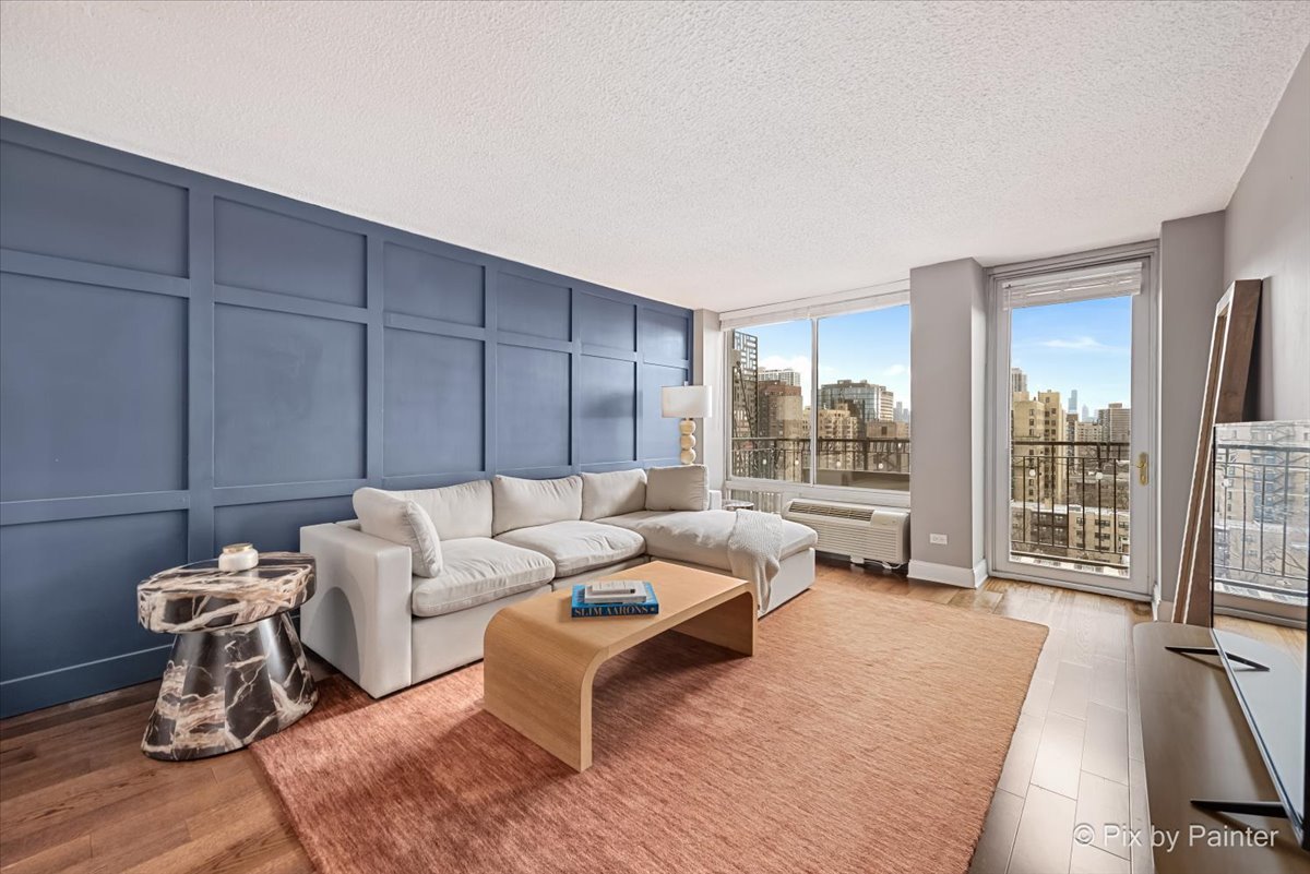 450 W BRIAR Place 13D