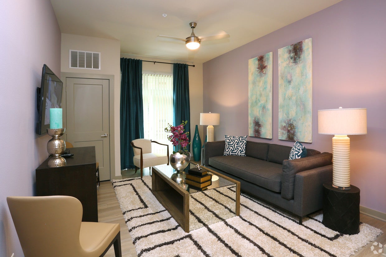 680 E Algonquin Road 1402