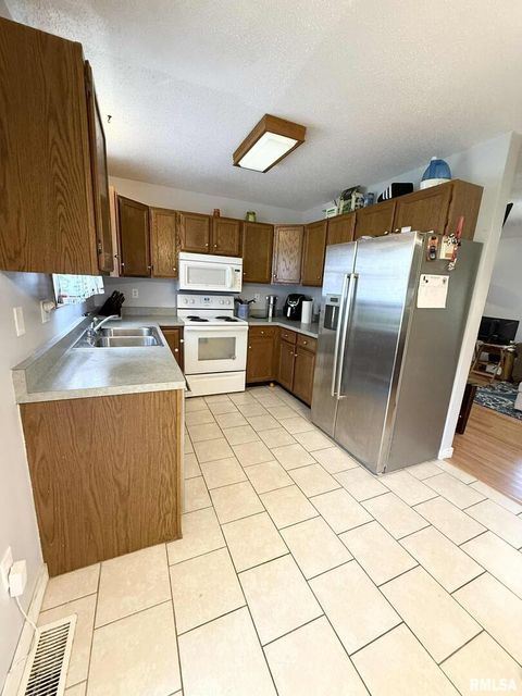 Tiny photo for 1105 OAKWOOD Lane, Marion, IL 62959 (MLS # QC4266070)