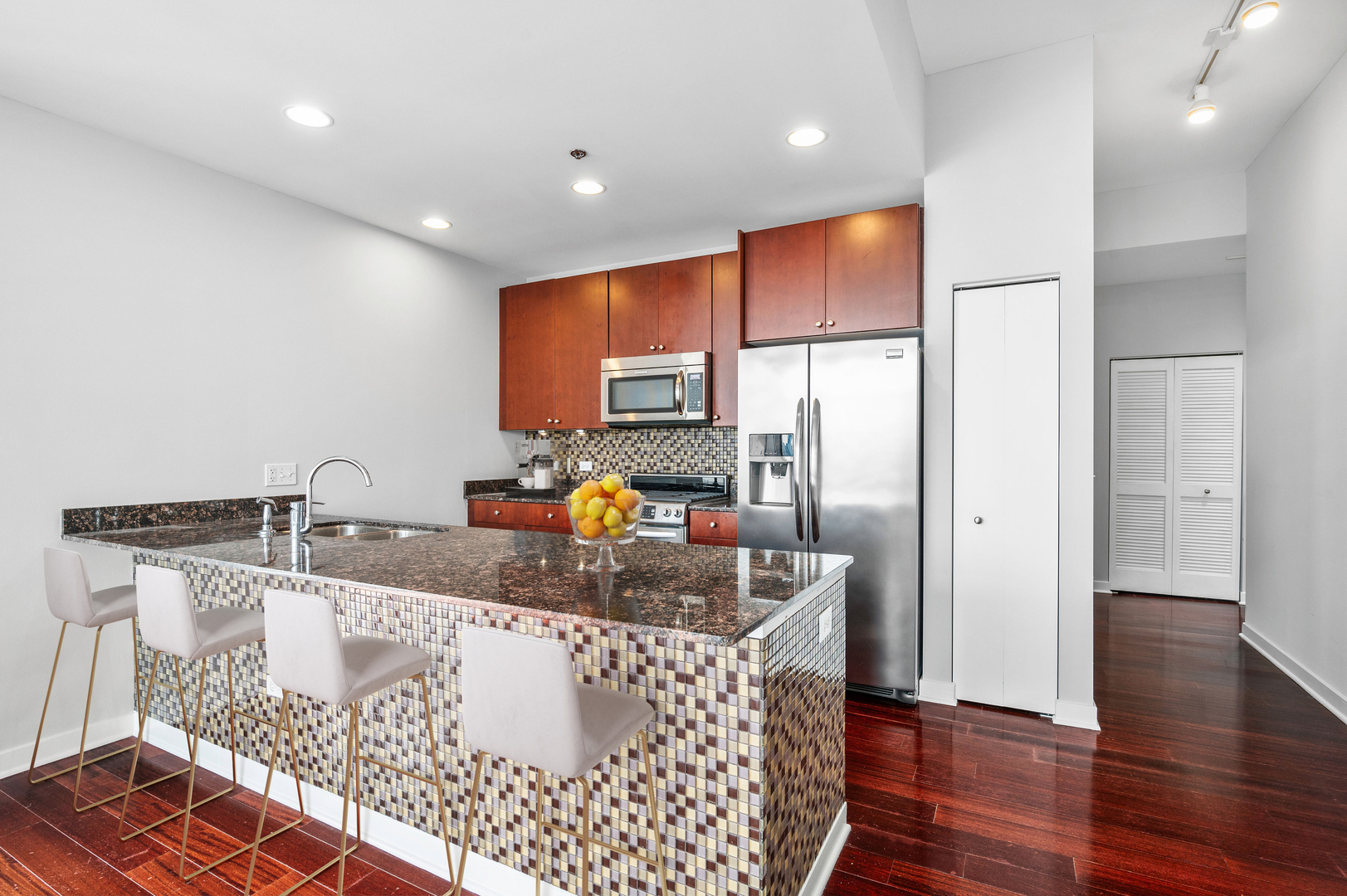 303 W OHIO Street 3703