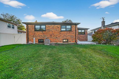 Tiny photo for 1237 N Ridge Avenue, Arlington Heights, IL 60004 (MLS # 12488955)