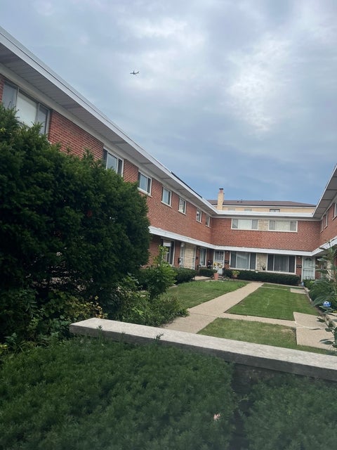 Photo of 3950 W Glenlake Avenue #A, Chicago, IL 60659 (MLS # 12747562)