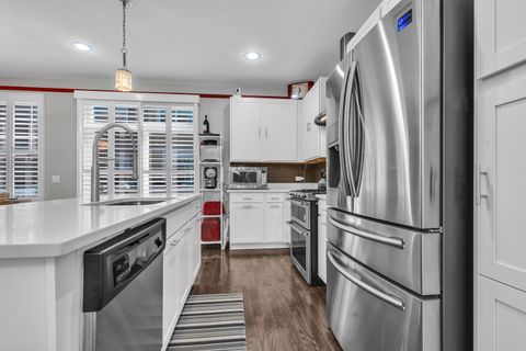 Tiny photo for 843 Lexington Circle E #E, Des Plaines, IL 60016 (MLS # 12488328)