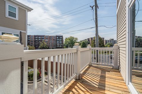 Tiny photo for 843 Lexington Circle E #E, Des Plaines, IL 60016 (MLS # 12488328)