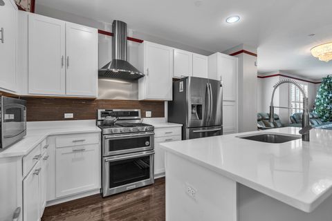 Tiny photo for 843 Lexington Circle E #E, Des Plaines, IL 60016 (MLS # 12488328)
