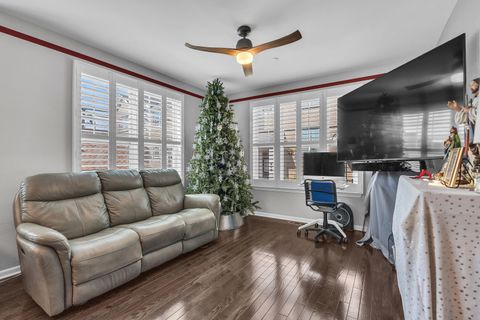 Tiny photo for 843 Lexington Circle E #E, Des Plaines, IL 60016 (MLS # 12488328)
