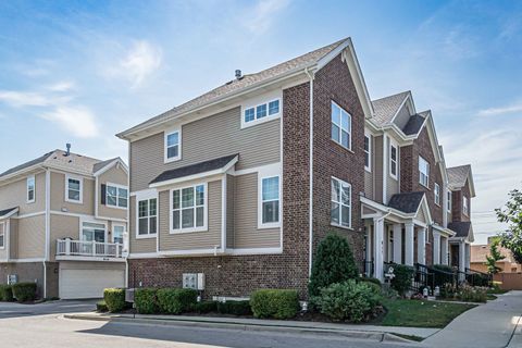 Tiny photo for 843 Lexington Circle E #E, Des Plaines, IL 60016 (MLS # 12488328)