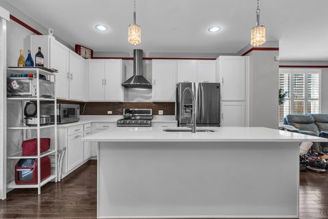 Tiny photo for 843 Lexington Circle E #E, Des Plaines, IL 60016 (MLS # 12488328)