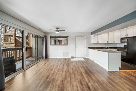 Tiny photo for 5811 Oakwood Drive #C, Lisle, IL 60532 (MLS # 12538916)