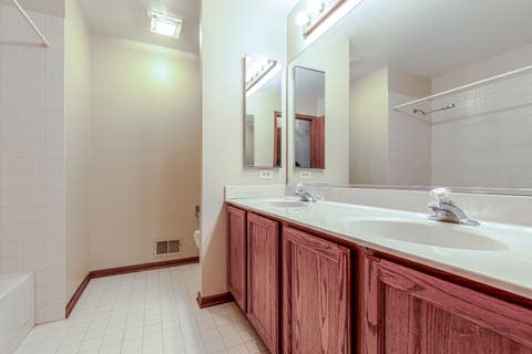 Tiny photo for 8 N Old Creek Road, Vernon Hills, IL 60061 (MLS # 12723696)