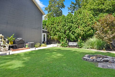 Tiny photo for 802 S Mercer Avenue, Bloomington, IL 61701 (MLS # 12451178)