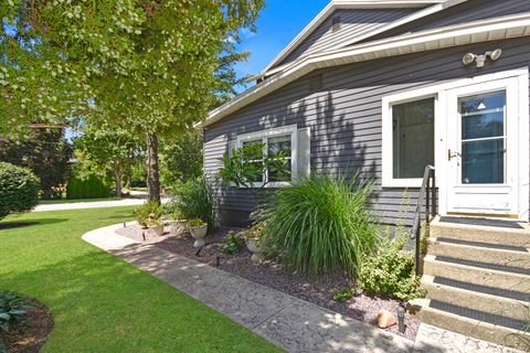 Tiny photo for 802 S Mercer Avenue, Bloomington, IL 61701 (MLS # 12451178)