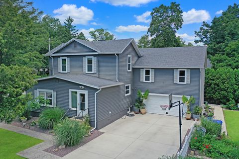 Tiny photo for 802 S Mercer Avenue, Bloomington, IL 61701 (MLS # 12451178)