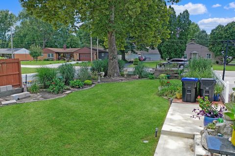 Tiny photo for 802 S Mercer Avenue, Bloomington, IL 61701 (MLS # 12451178)