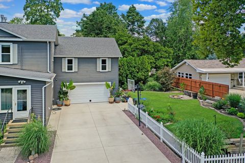 Tiny photo for 802 S Mercer Avenue, Bloomington, IL 61701 (MLS # 12451178)