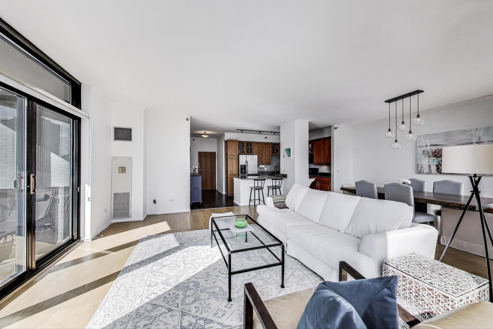 435 W Erie Street 1607