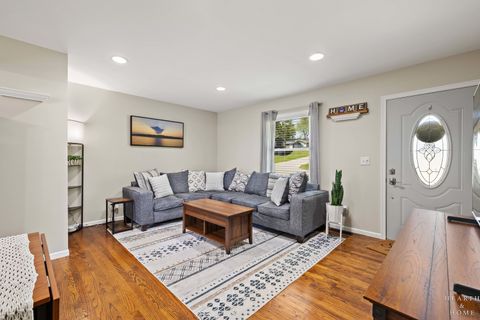 Tiny photo for 502 E Oak Street, Lake In The Hills, IL 60156 (MLS # 12649372)