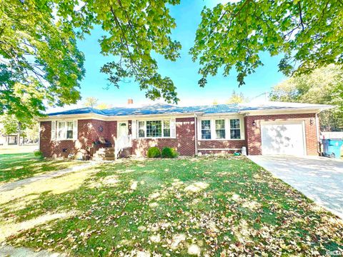 Photo of 420 W 3RD Street, Centralia, IL 62801 (MLS # EB460060)