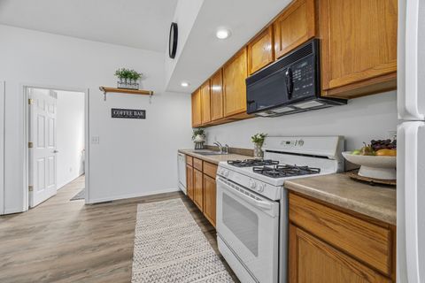 Tiny photo for 910 N Mason Street, Bloomington, IL 61701 (MLS # 12558314)