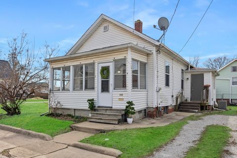 Tiny photo for 910 N Mason Street, Bloomington, IL 61701 (MLS # 12558314)