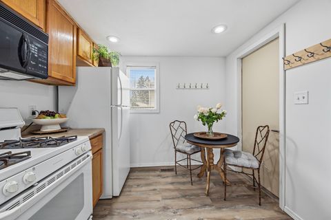 Tiny photo for 910 N Mason Street, Bloomington, IL 61701 (MLS # 12558314)