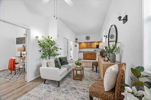 Tiny photo for 910 N Mason Street, Bloomington, IL 61701 (MLS # 12558314)