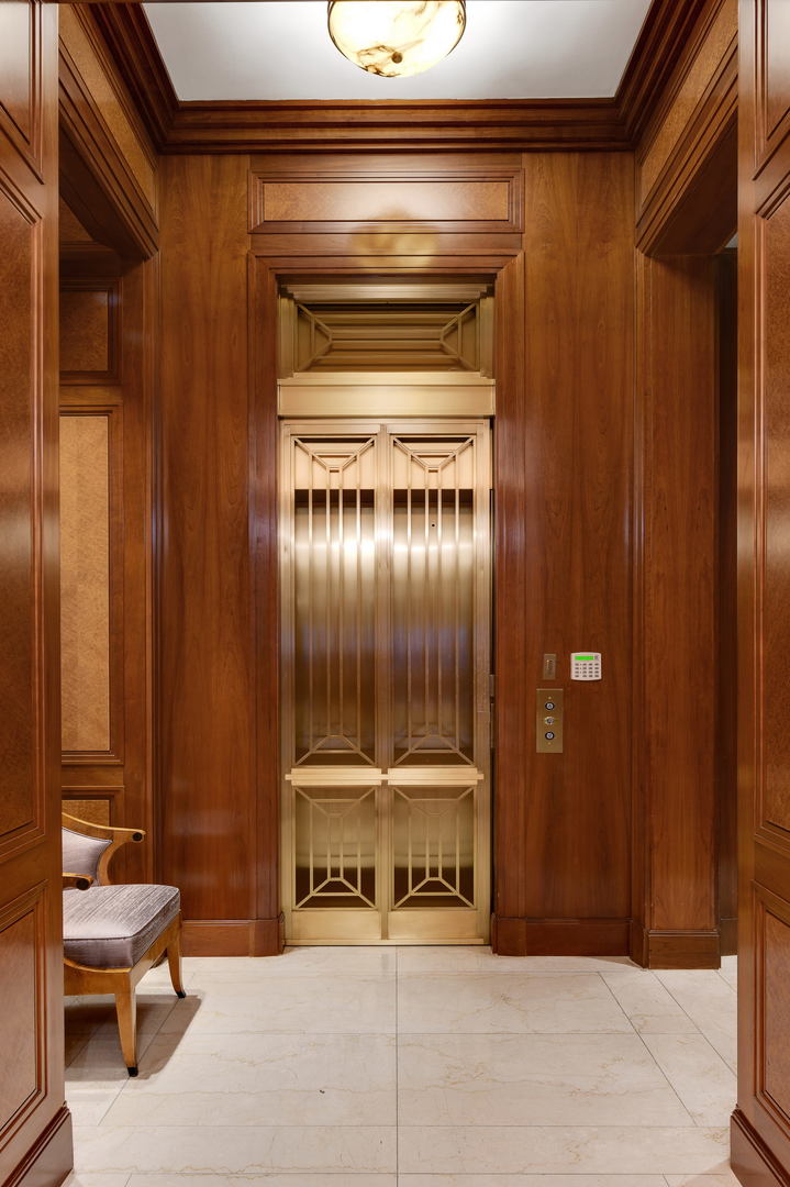 189 E LAKE SHORE Drive PH18