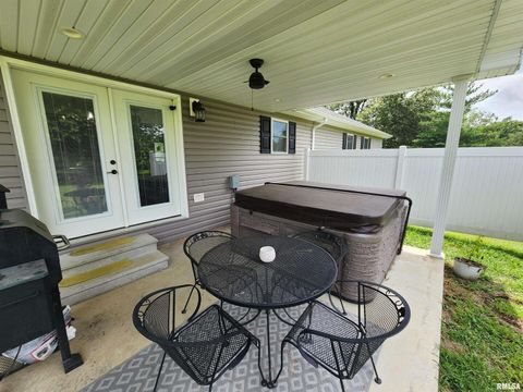 Tiny photo for 1009 TROLLEY Street, Eldorado, IL 62930 (MLS # QC4265347)