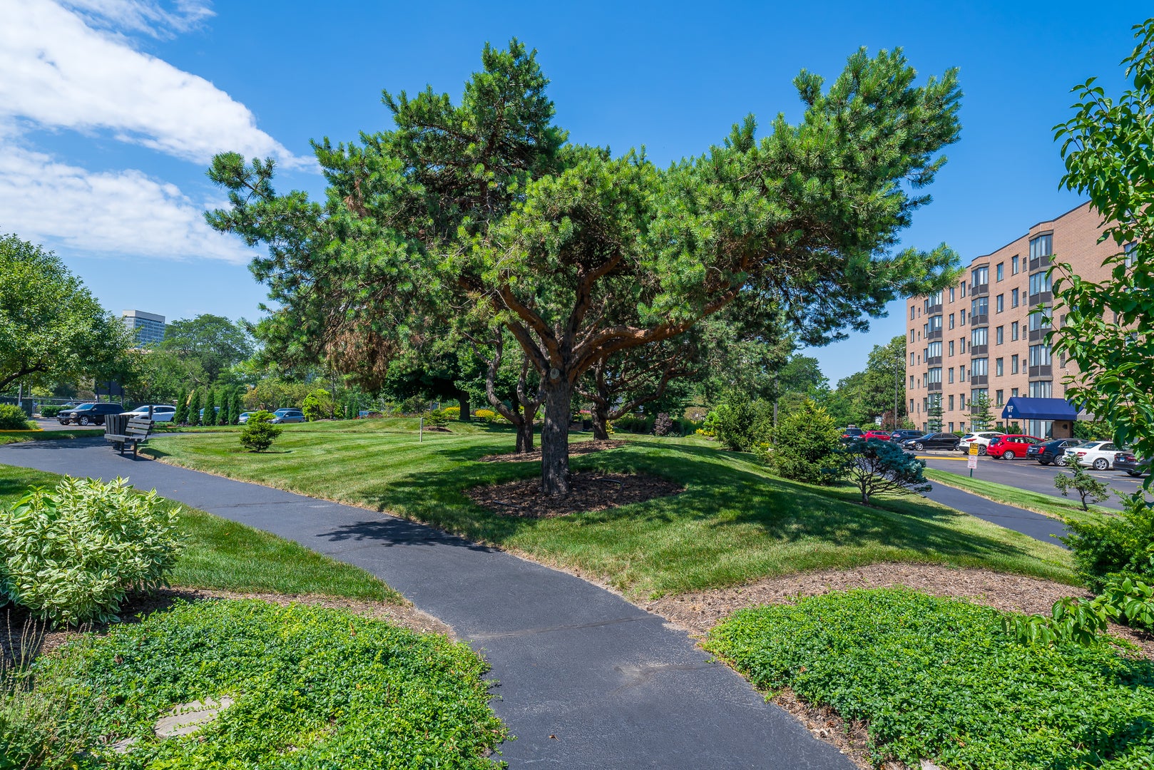 637 E Woodland Park Avenue 402