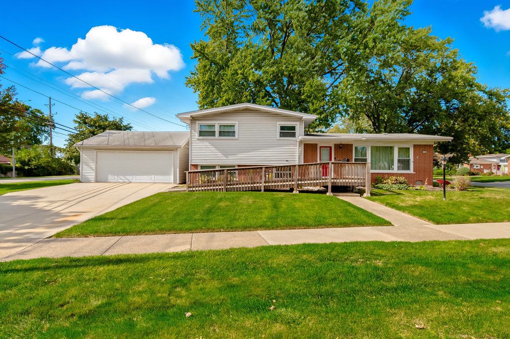 Photo for 178 W Normandy Drive, Chicago Heights, IL 60411 (MLS # 12499889)